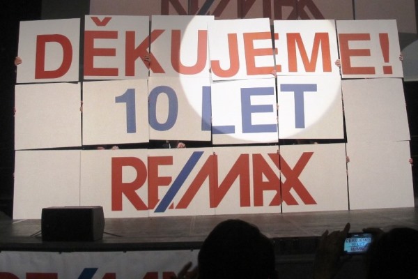 10 let REMAX